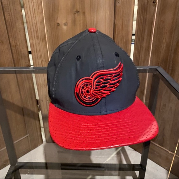Red wings hat - Picture 7 of 12